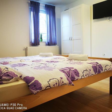 Vila Julija - Apartment & Rooms Оточац Екстер'єр фото