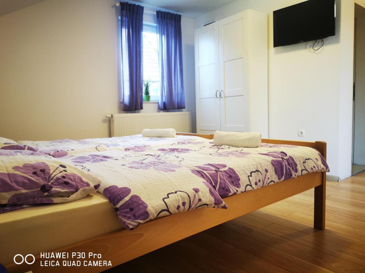 Vila Julija - Apartment & Rooms Оточац Екстер'єр фото